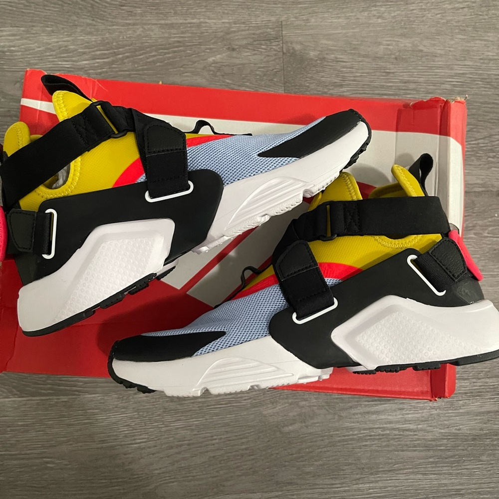 Nike Air huarache womens size 7 with box (worn once)